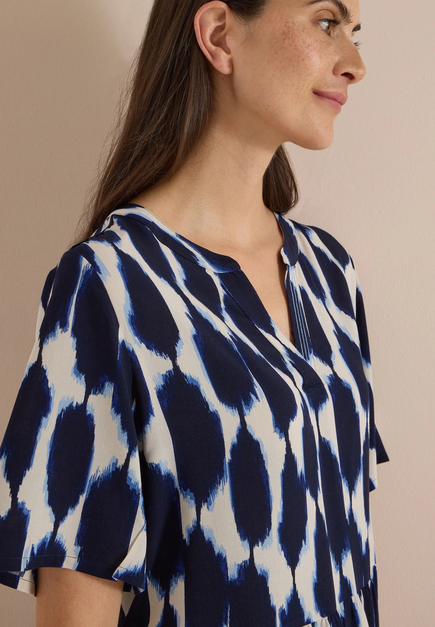 Knielanges Kleid mit Split Neck und Struktur