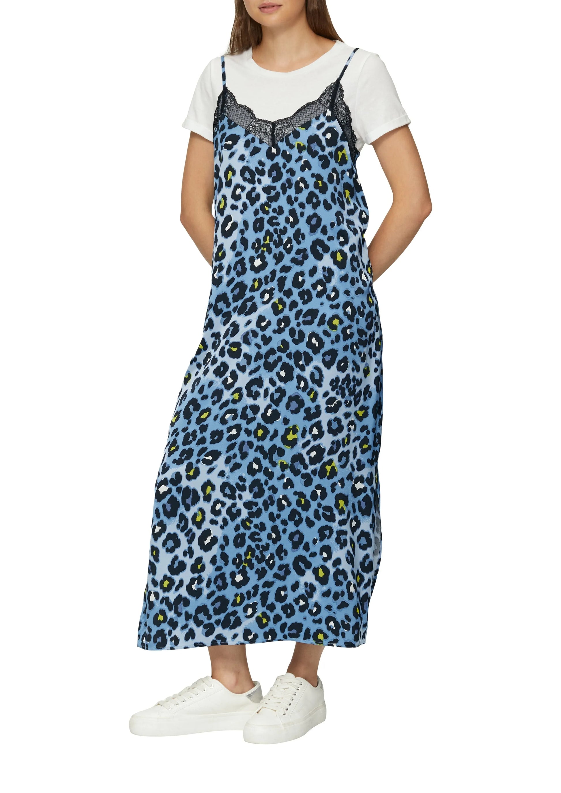 s.Oliver – Ärmelloses Kleid aus Satin in Blau