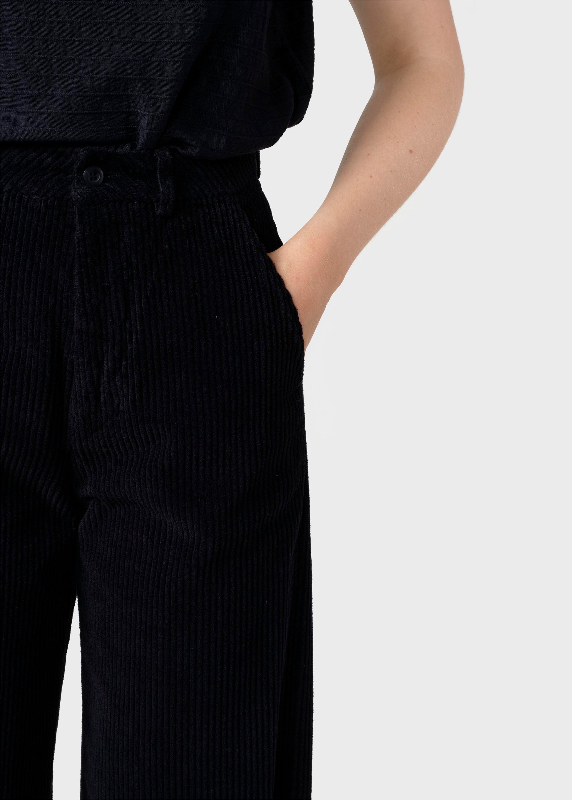 Lydia jumbo corduroy pants schwarz