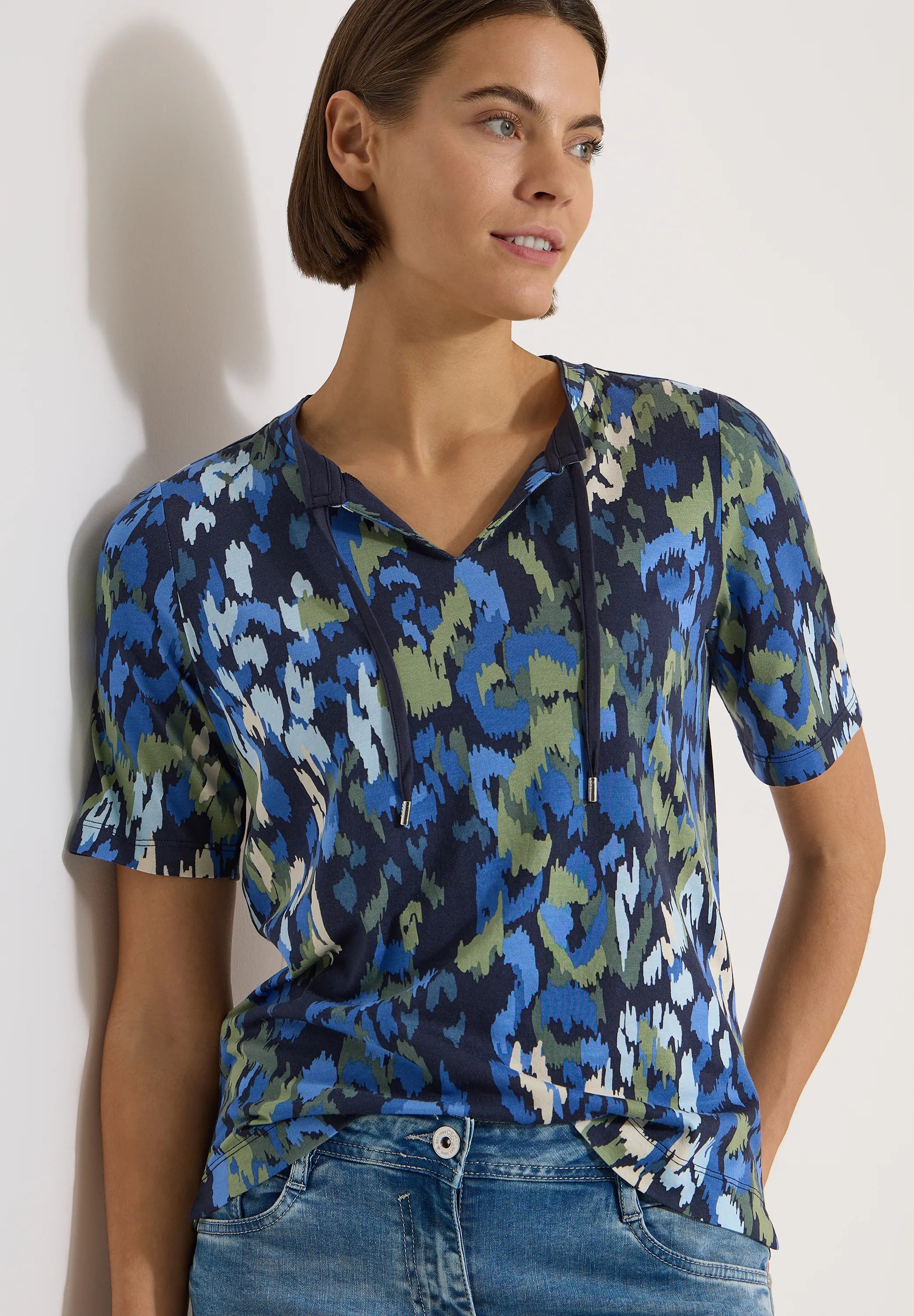 T-Shirt mit Split Neck und Print