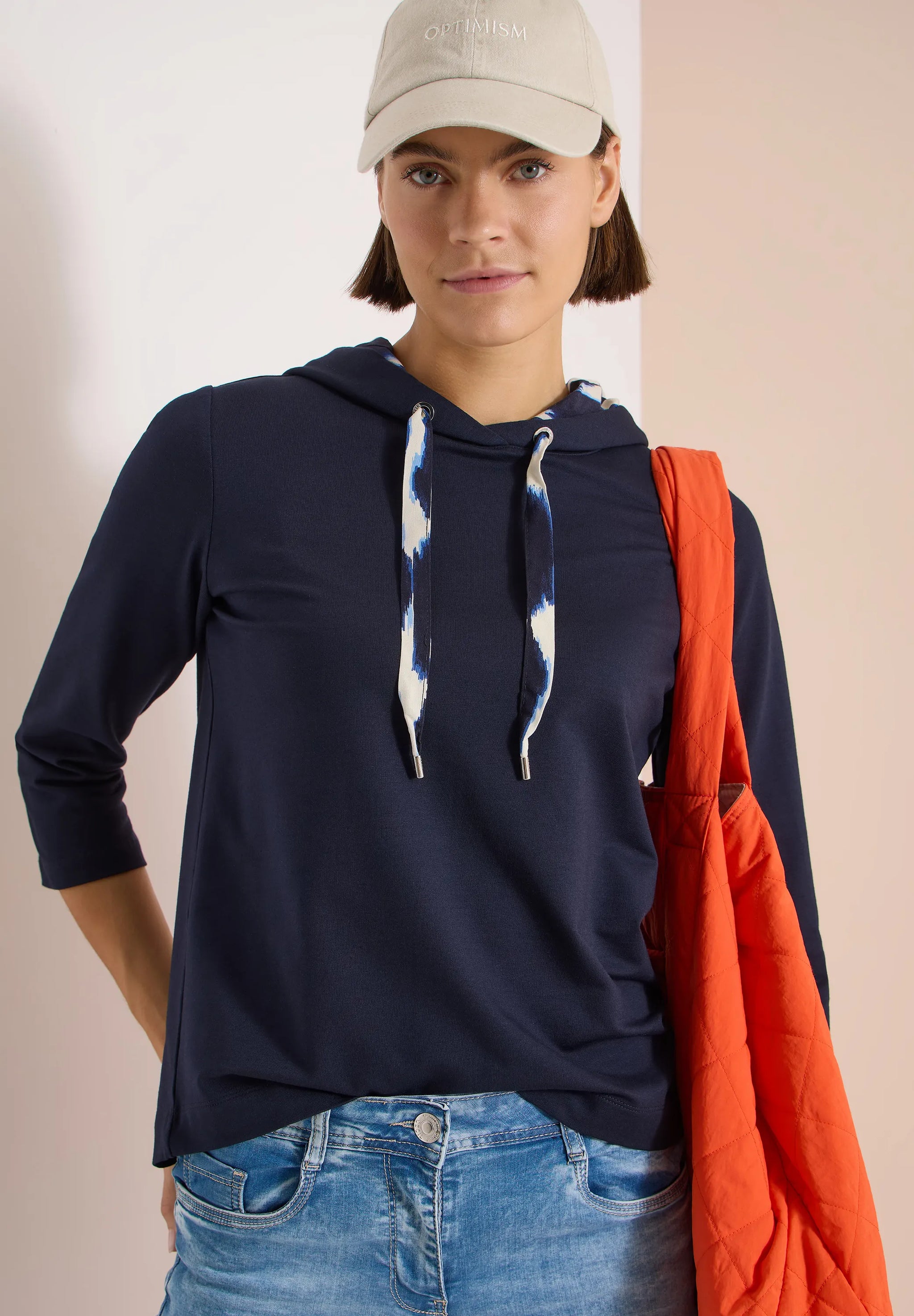 3/4-Arm Shirt mit Kapuze und Printdetails