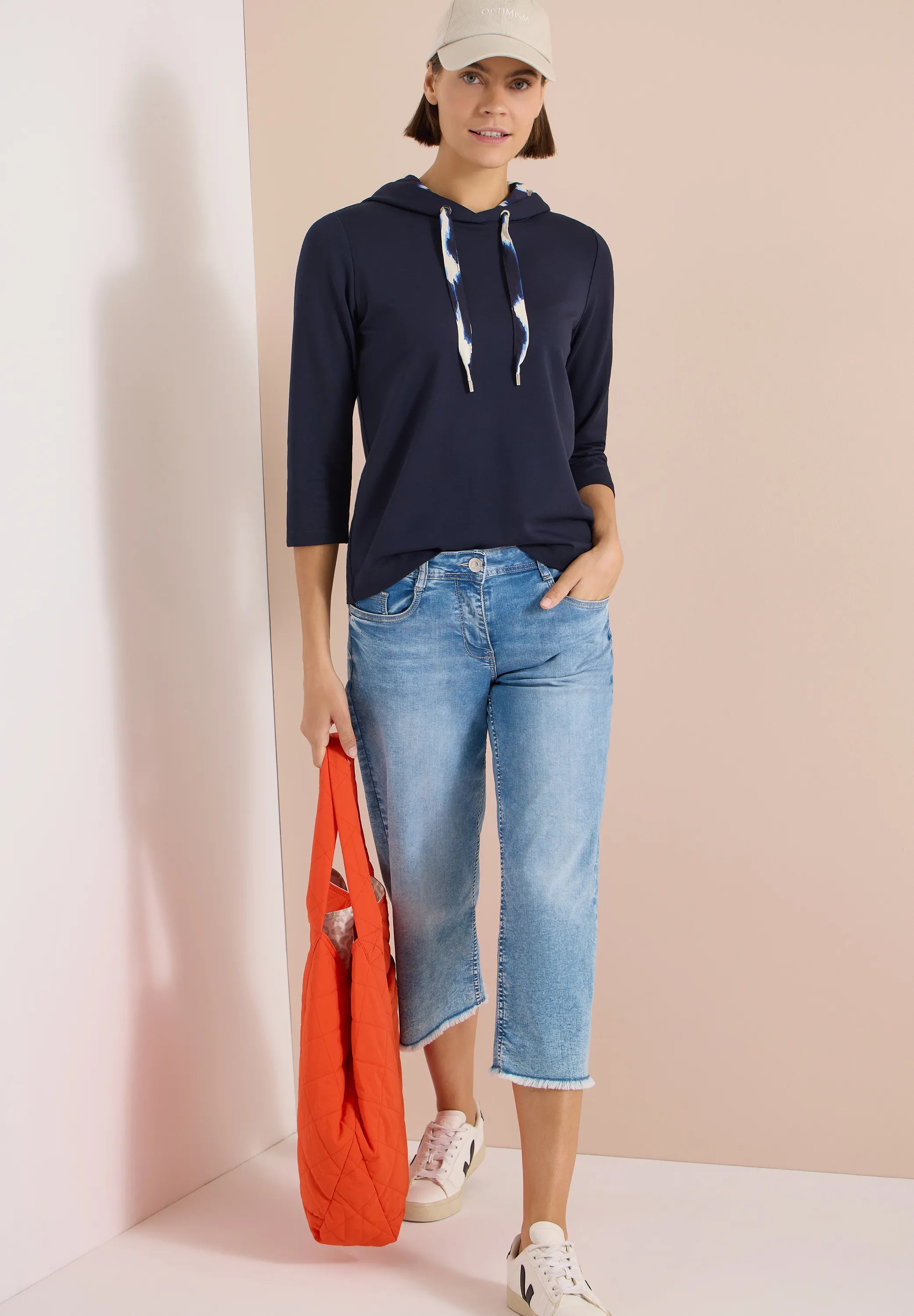 3/4-Arm Shirt mit Kapuze und Printdetails