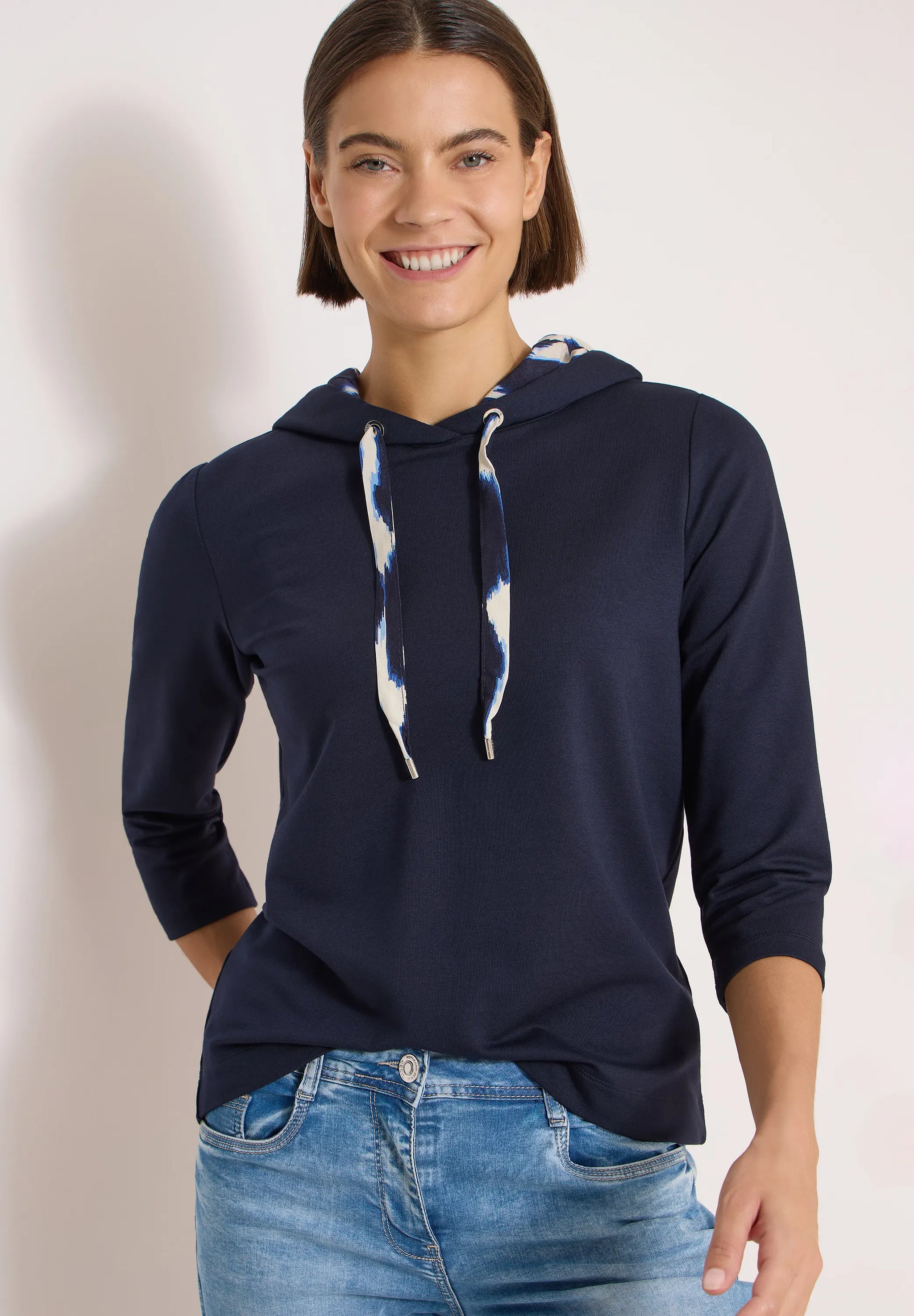 3/4-Arm Shirt mit Kapuze und Printdetails