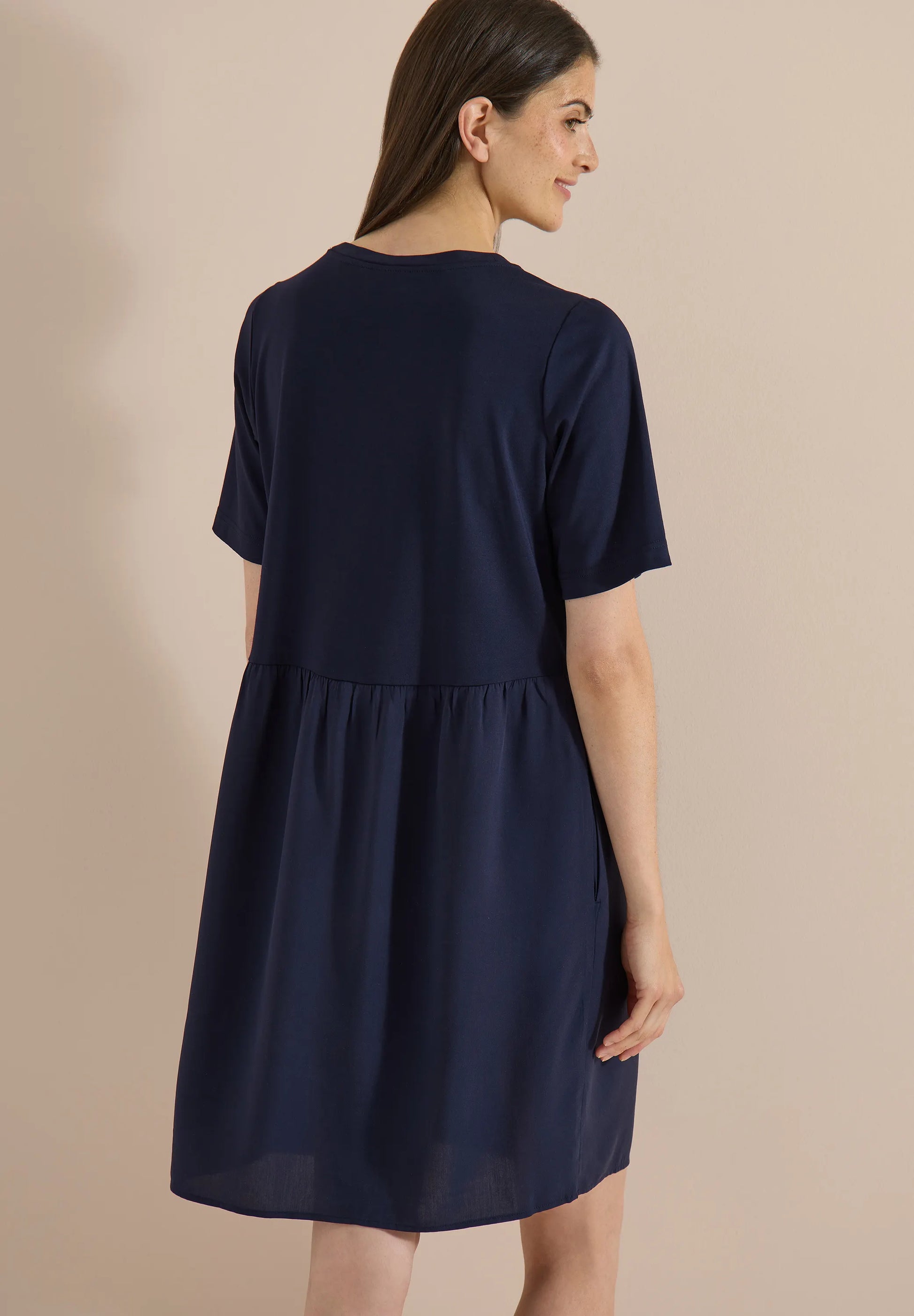 Knielanges Kleid mit Strukturmix
