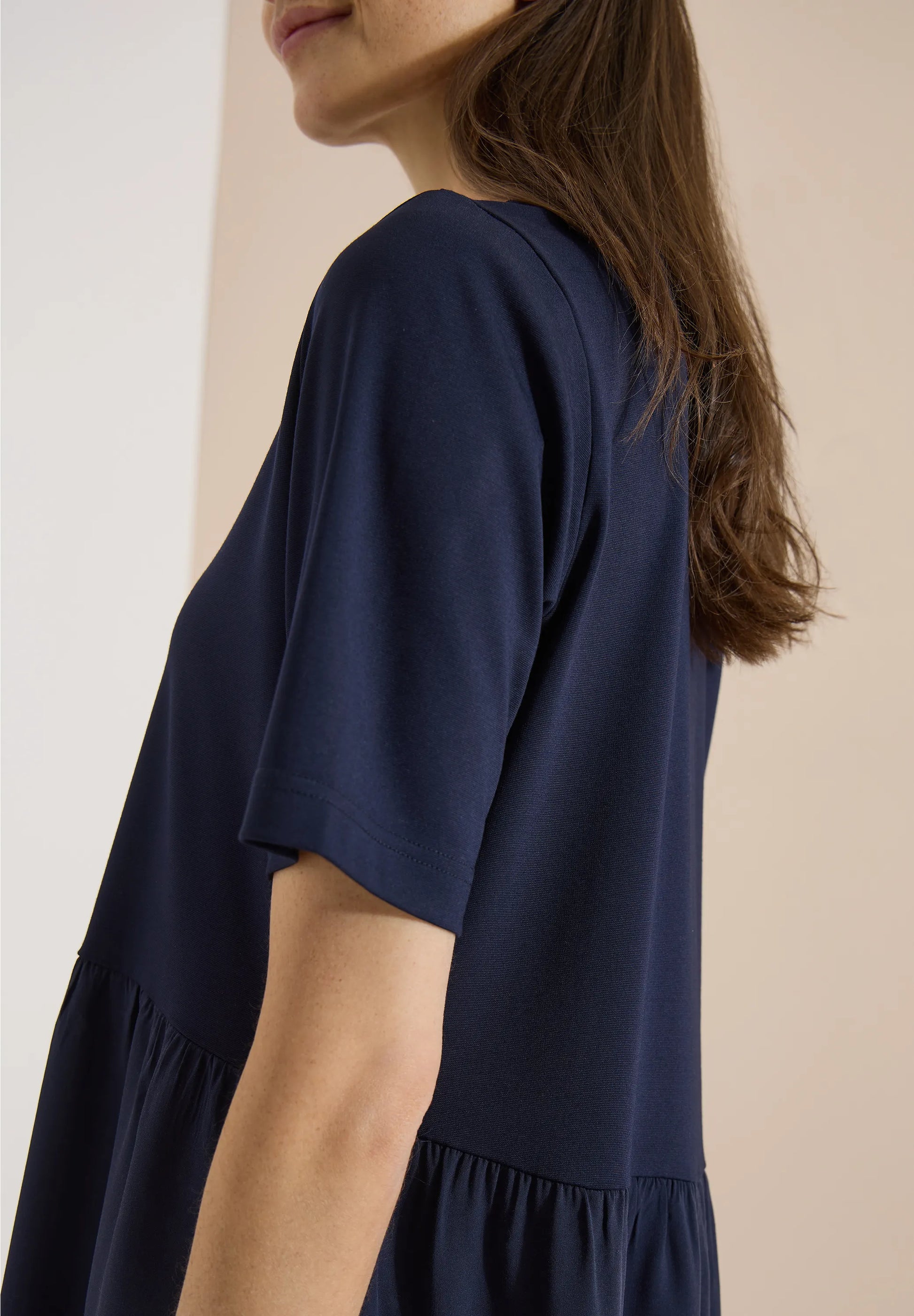 Knielanges Kleid mit Strukturmix
