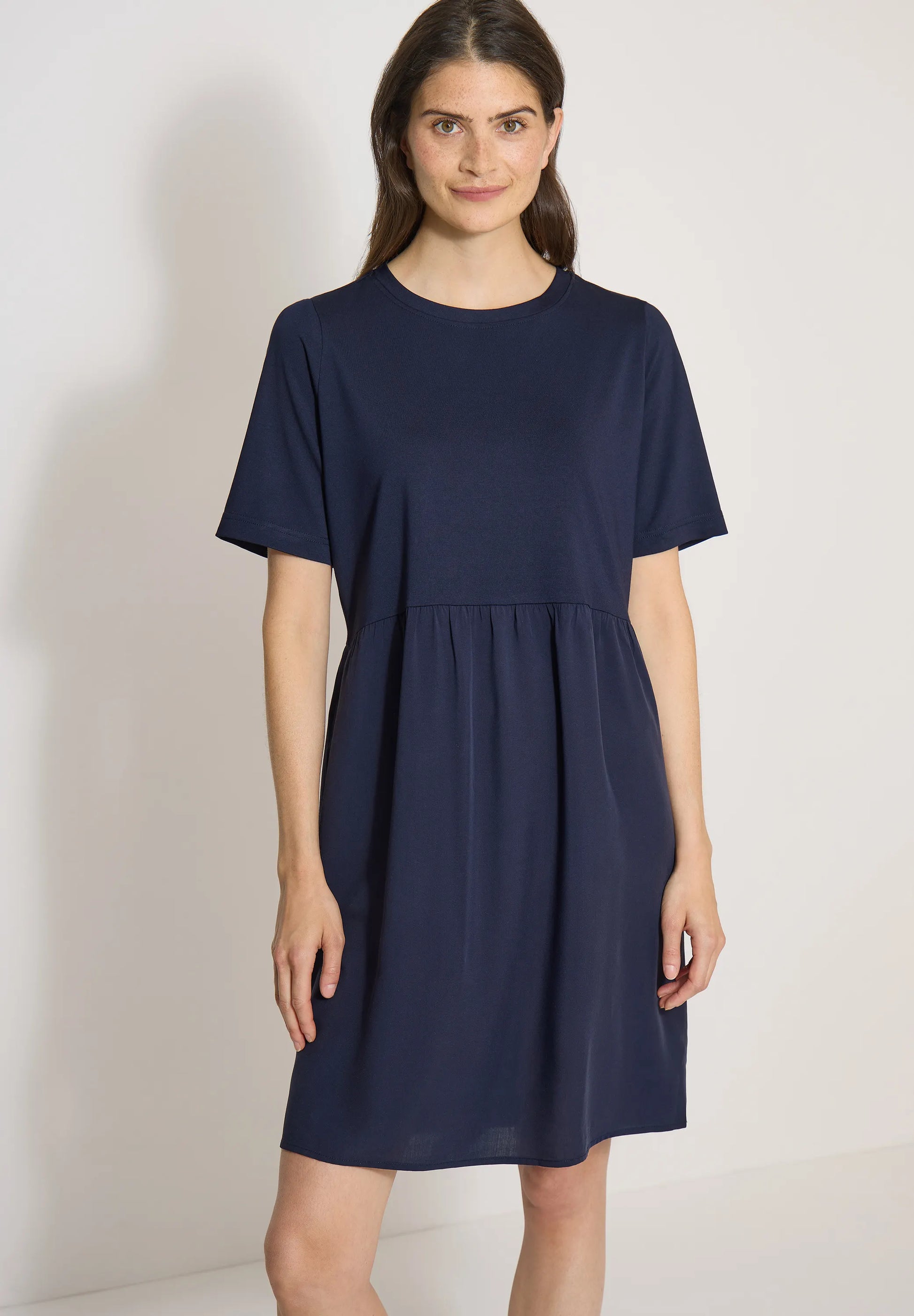 Knielanges Kleid mit Strukturmix