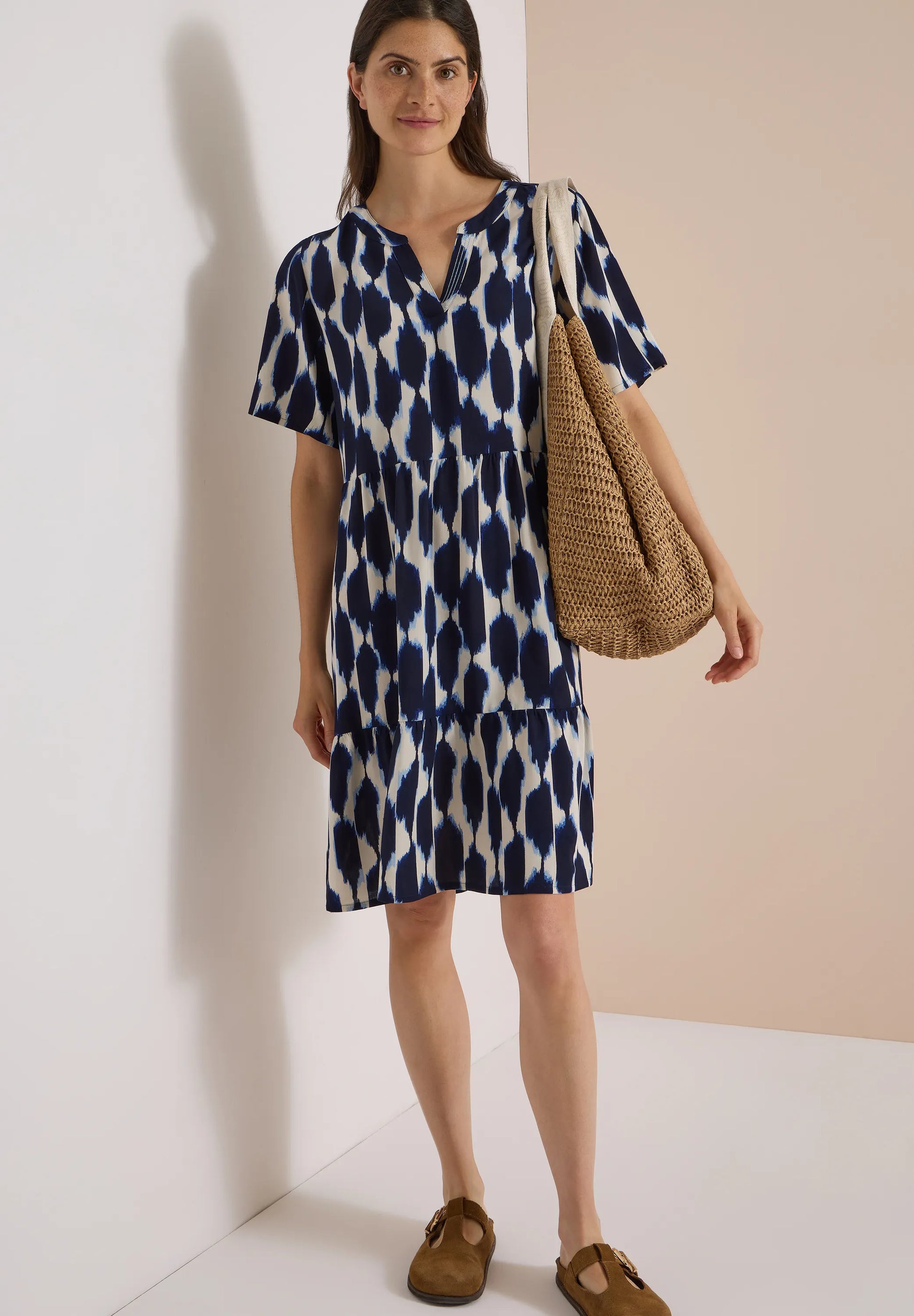 Knielanges Kleid mit Split Neck und Struktur