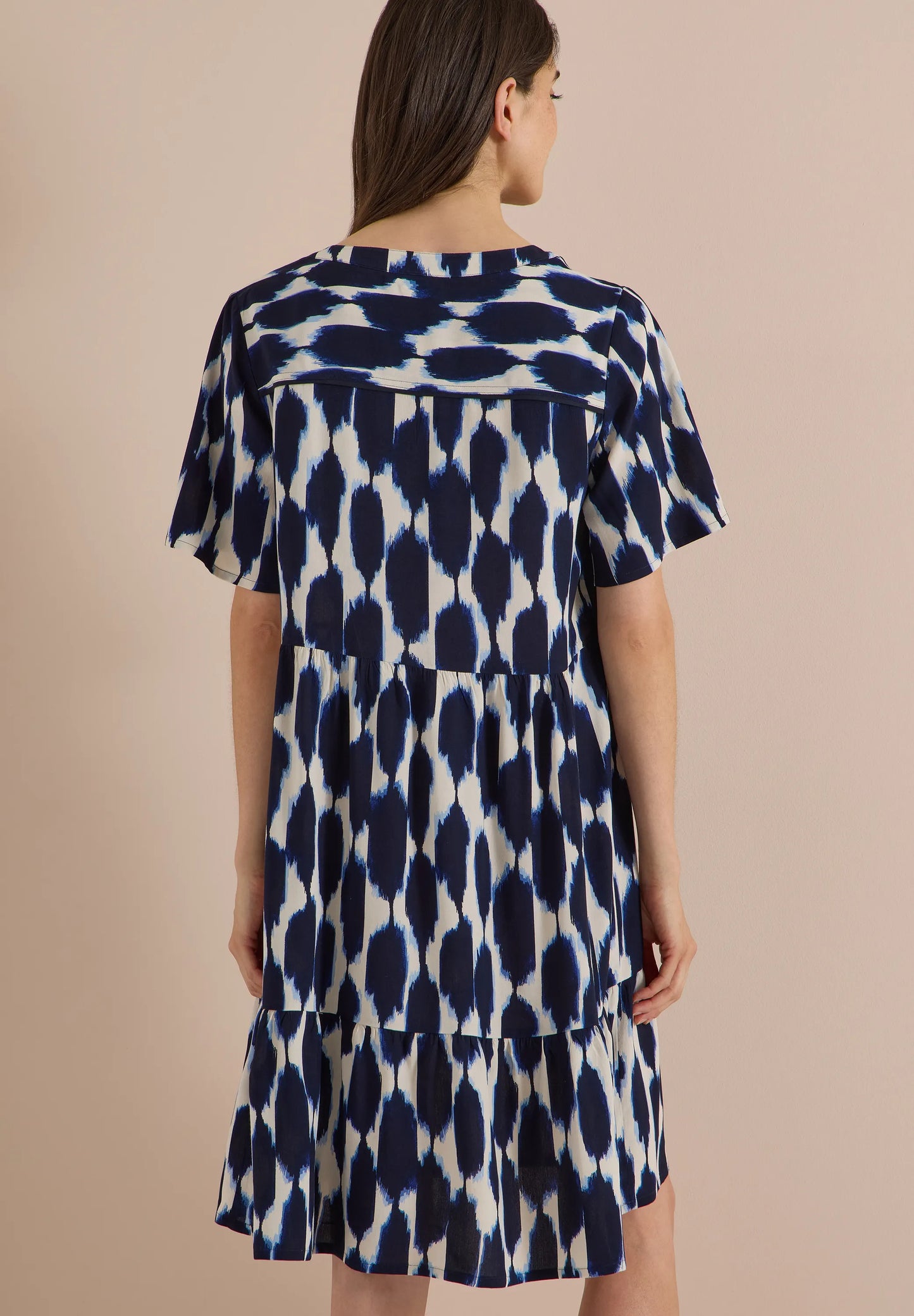 Knielanges Kleid mit Split Neck und Struktur