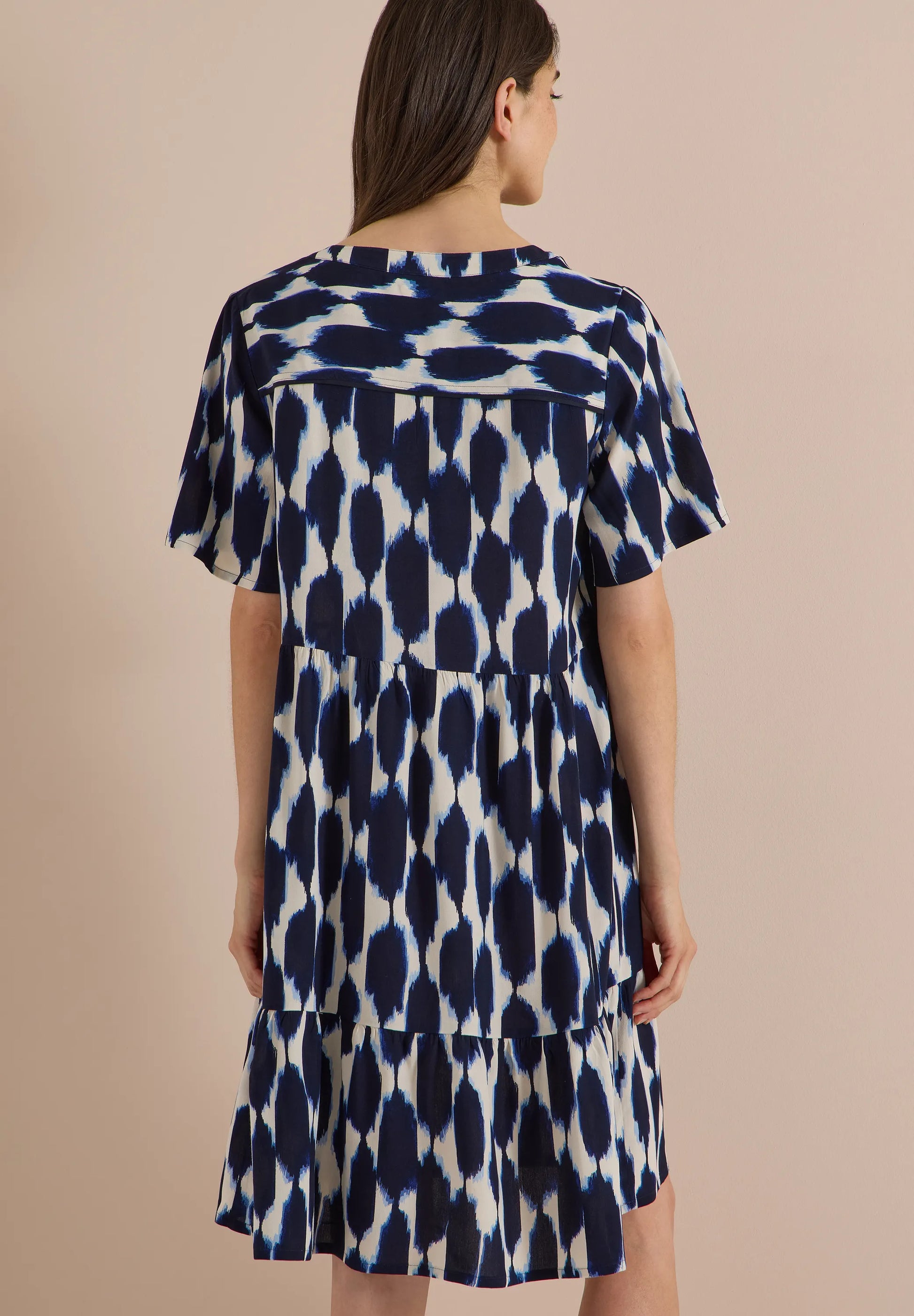 Knielanges Kleid mit Split Neck und Struktur