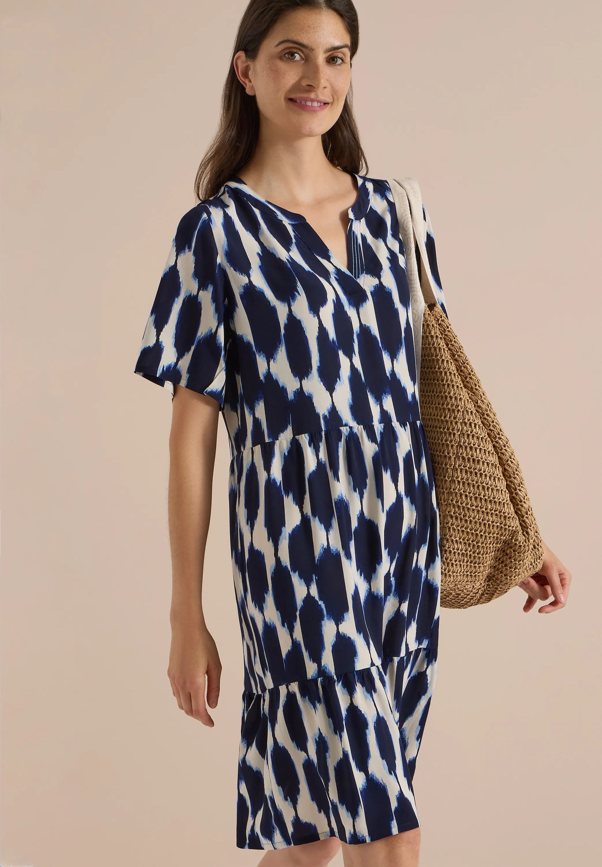 Knielanges Kleid mit Split Neck und Struktur