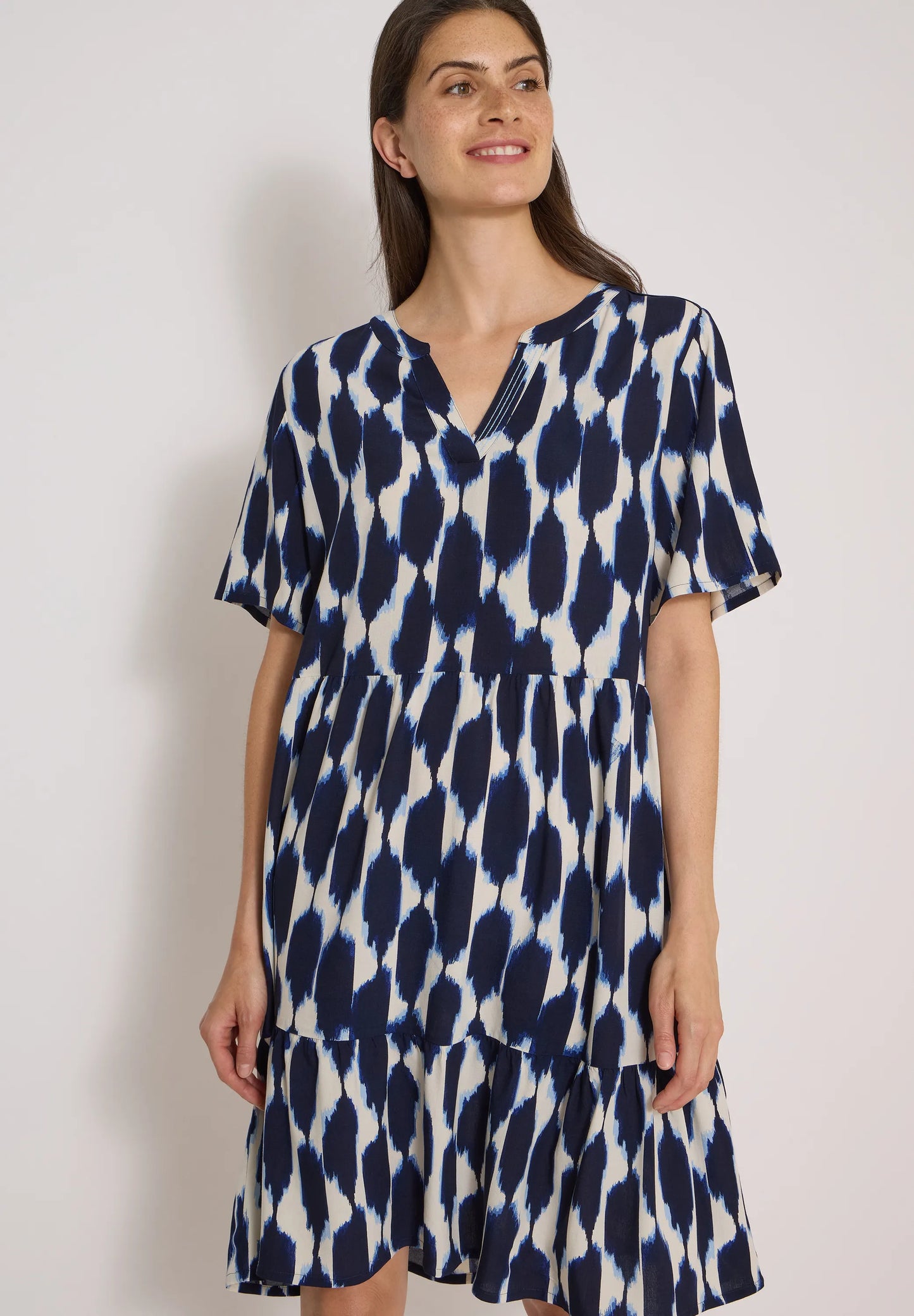 Knielanges Kleid mit Split Neck und Struktur
